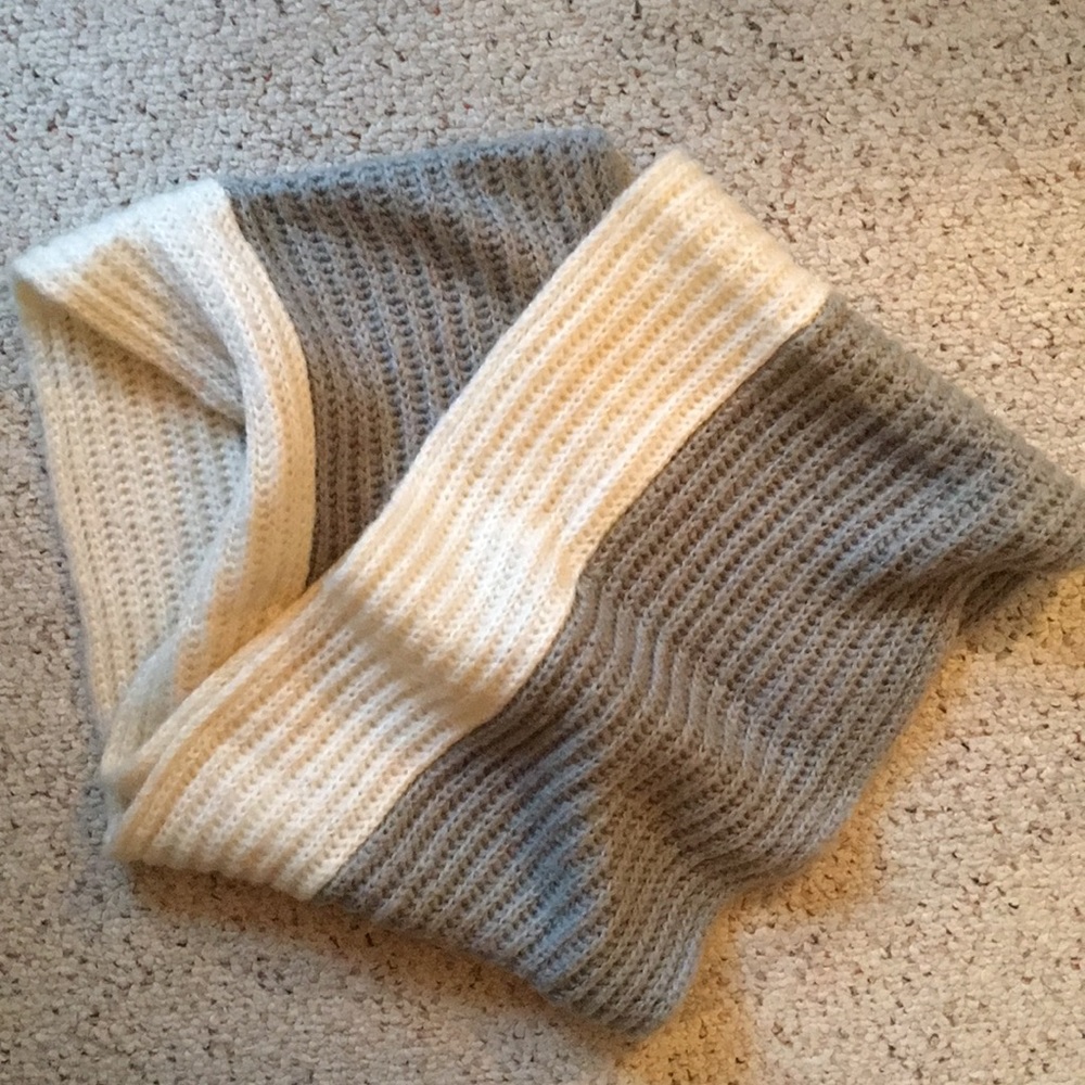 Gap two-tones grey & off-white infinity scarf
